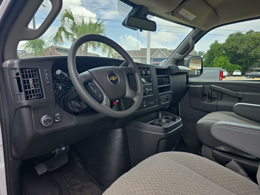 2025 Chevrolet Express Passenger 1LT