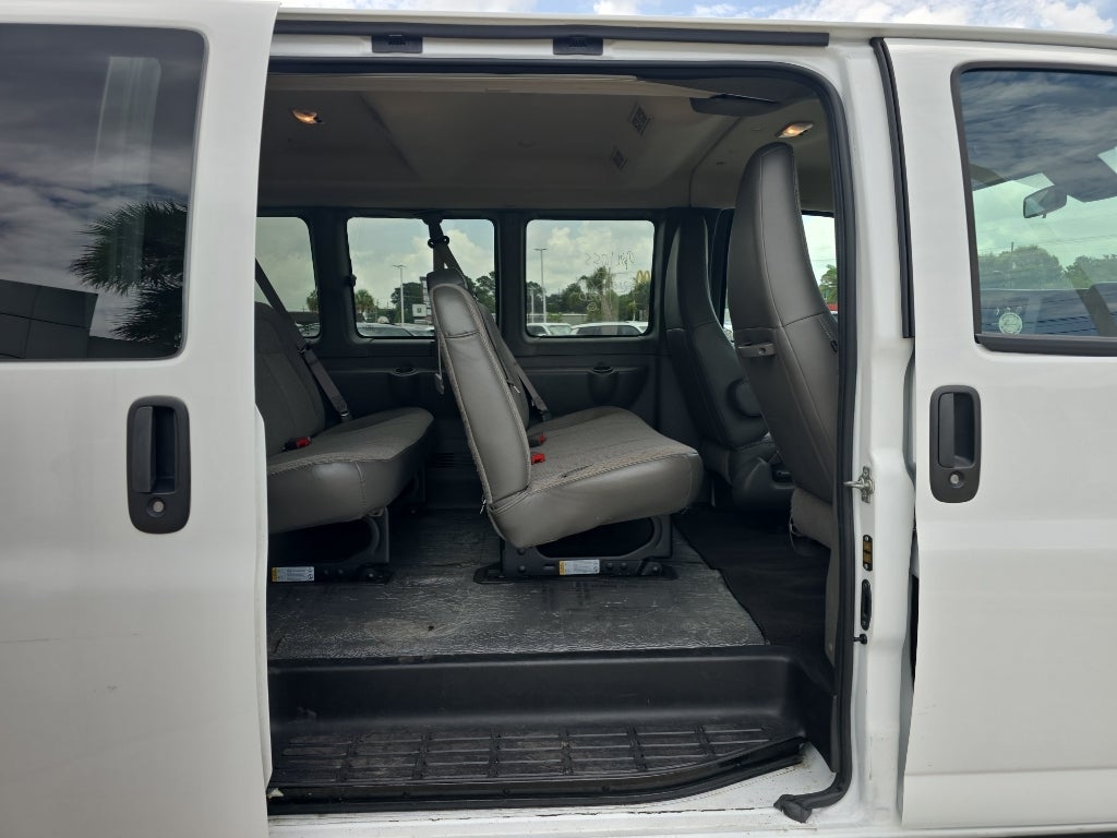 2025 Chevrolet Express Passenger 1LT