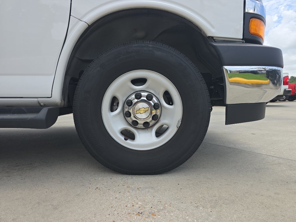 2025 Chevrolet Express Passenger 1LT