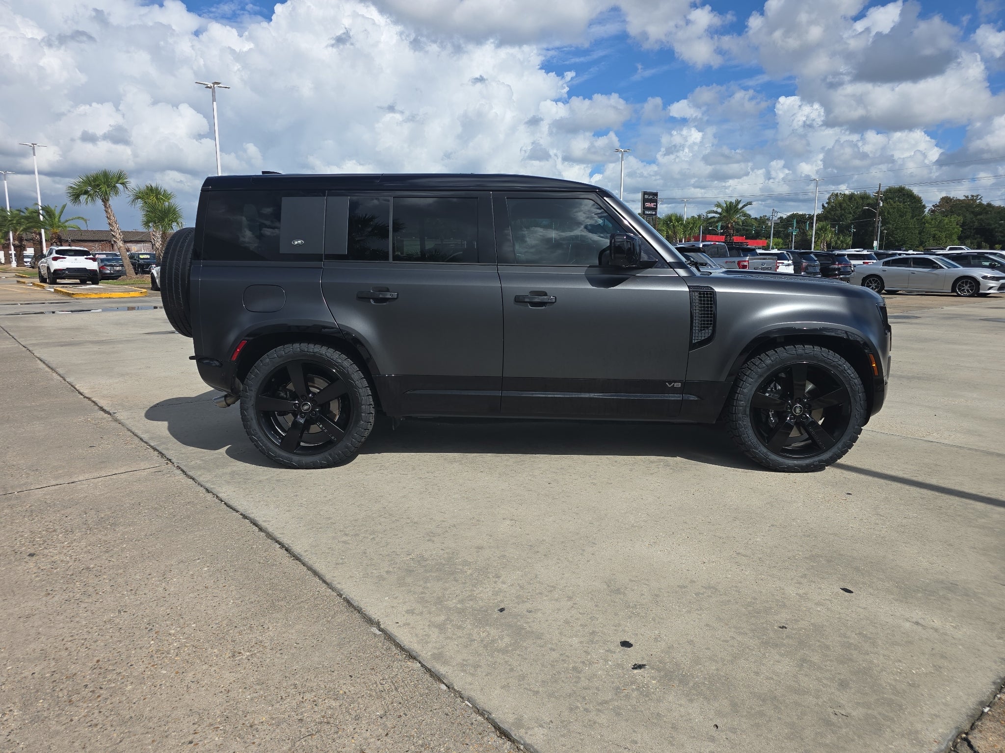 2023 Land Rover Defender V8