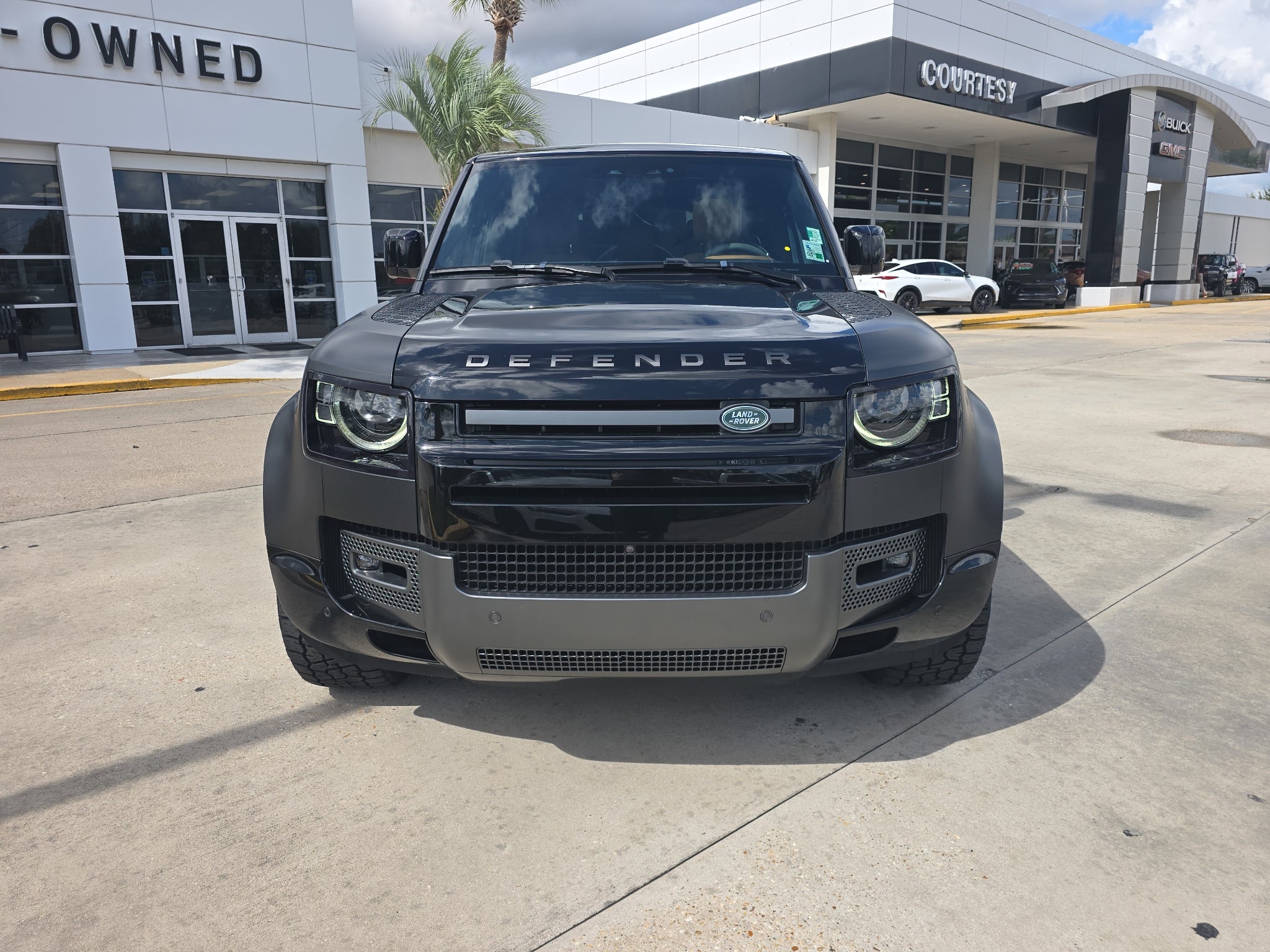 2023 Land Rover Defender V8