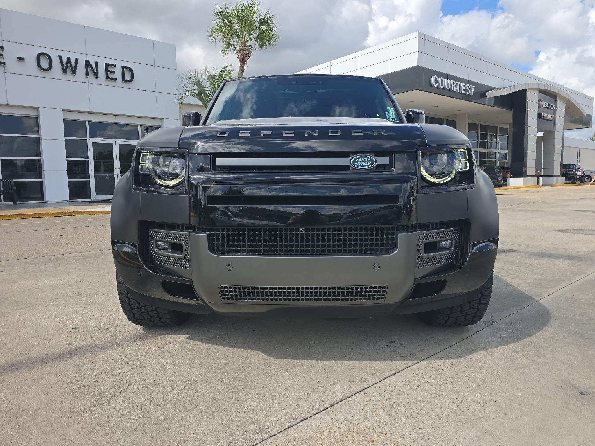 2023 Land Rover Defender V8